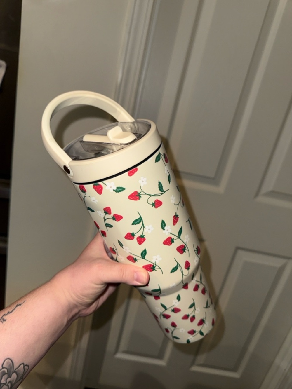 Cream Strawberry Hydrojug 40oz